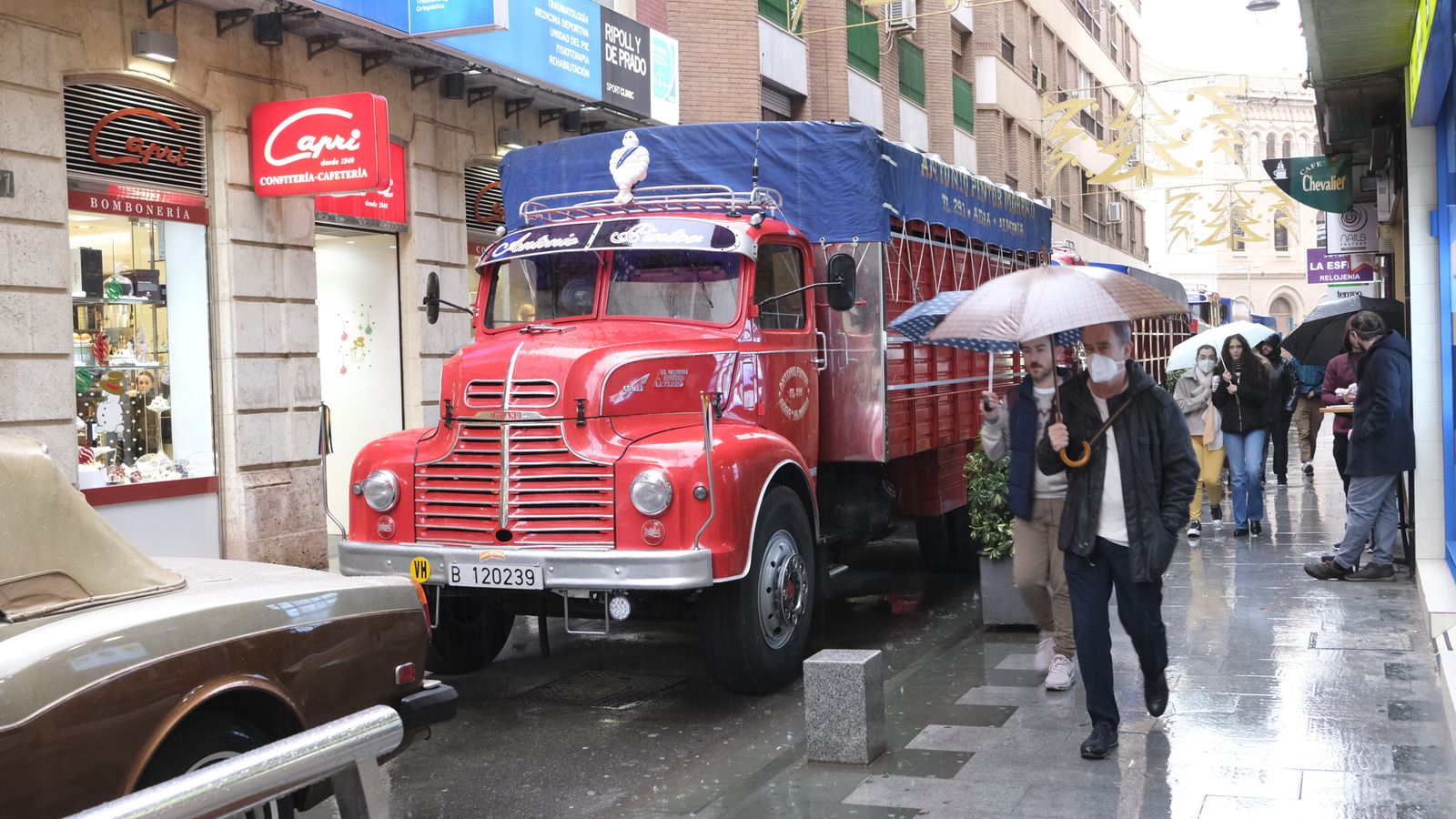 Camiones antiguos también participan en este evento.