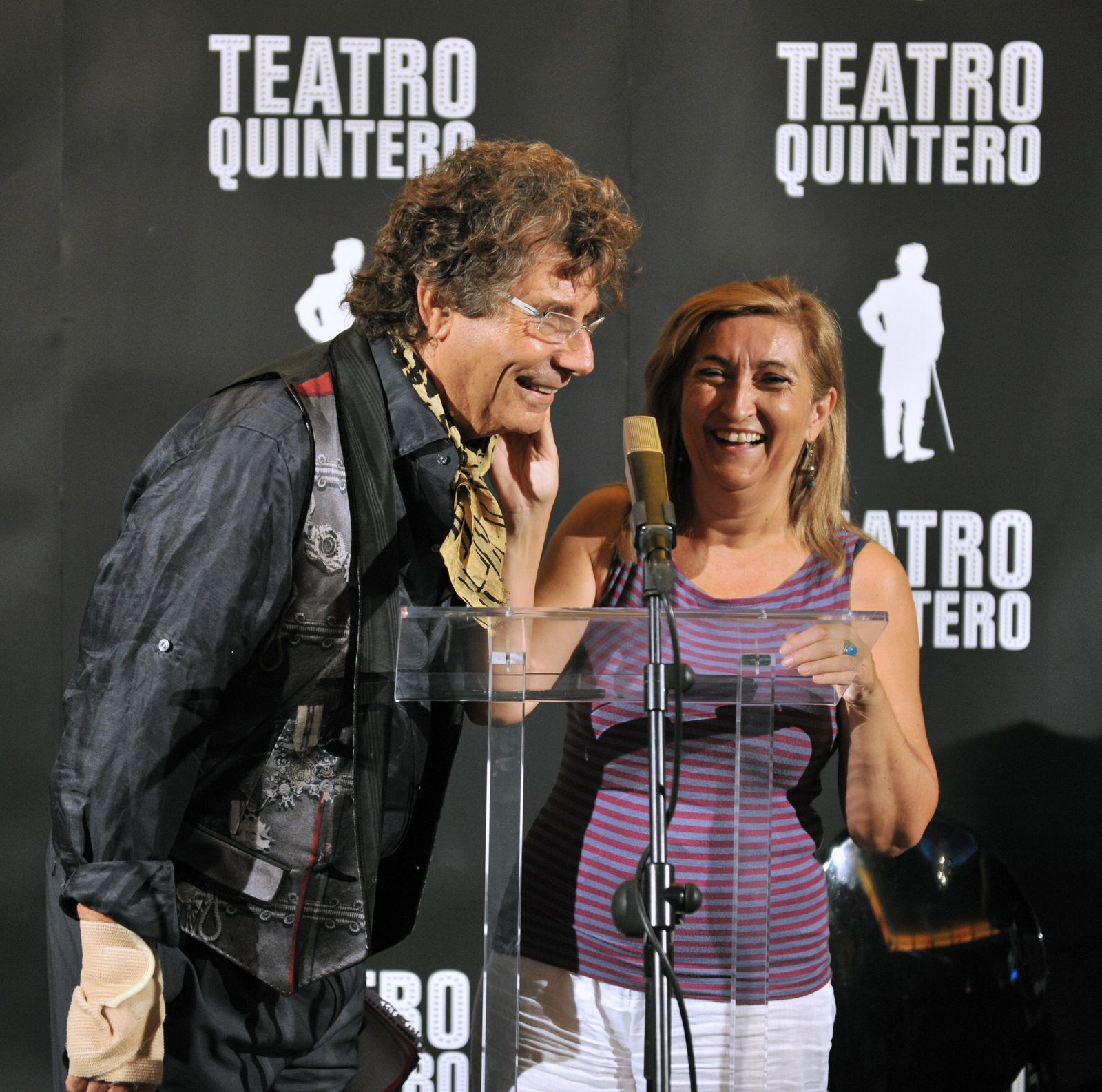 Jesús Quintero ríe con el público en la presentación de un acto de la Bienal de Flamenco en 2012