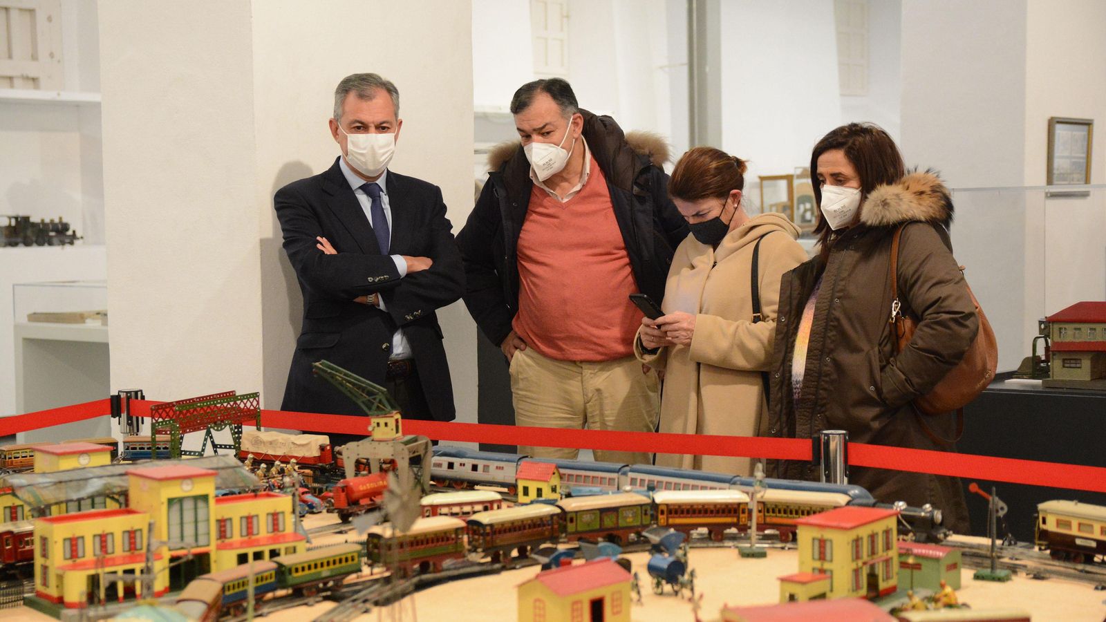 El alcalde de Tomares y los comisarios de la exposición.