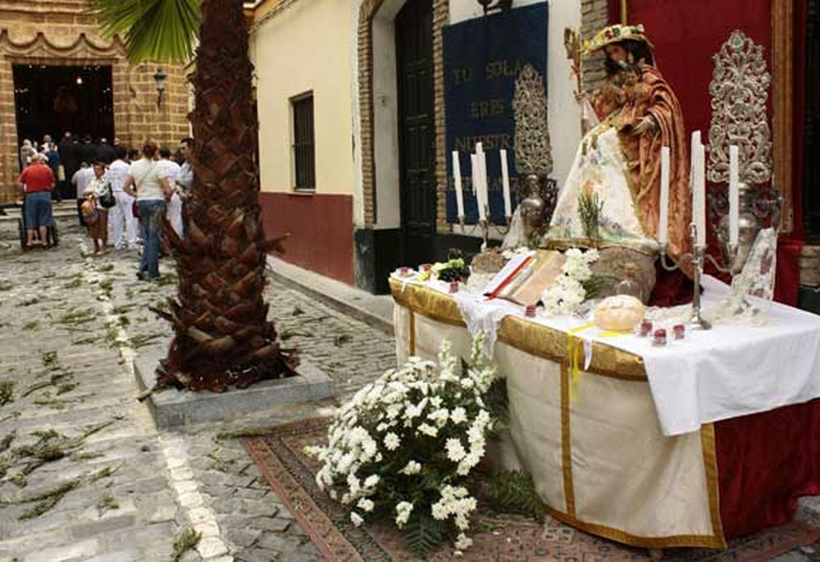 El Mentidero, Santa María y La Viña vivieron sus procesiones eucarísticas este fin de semana./ Fotos: Almudena Torres

Foto: Almudena Torres