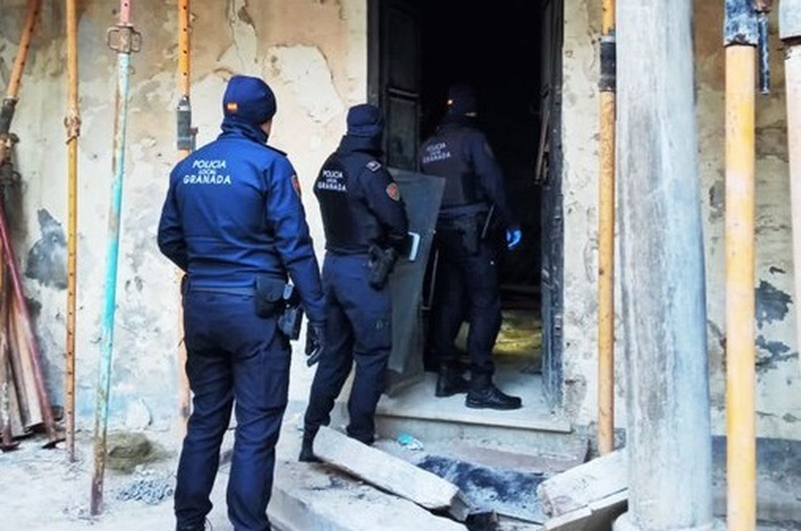 Agentes de la Policía Local de Granada desalojan una casa okupada