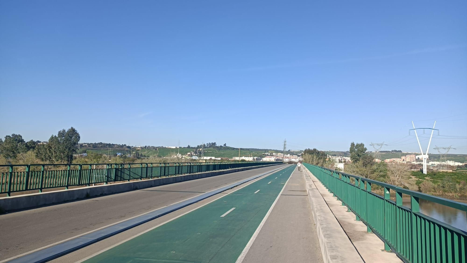Cruzando el Guadalquivir por el Puente de la Señorita