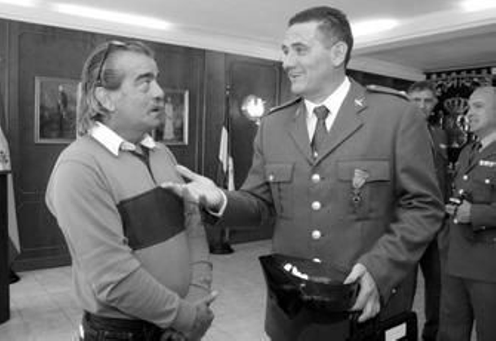 Francisco Domínguez conversa con el teniente Manuel Ovidio Corredor.