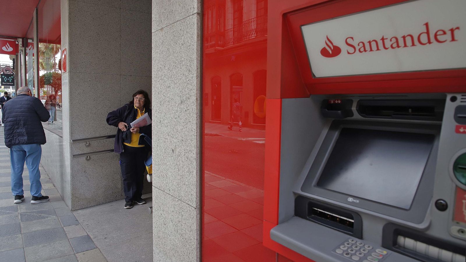 Un cajero automático sin electricidad, el lunes 28 de abril.