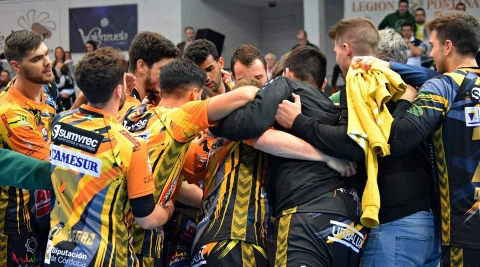 Los jugadores del Ángel Ximénez-Avia celebran su último triunfo en casa.