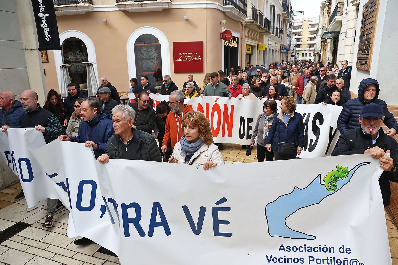 Fotografías de la manifestación en Huelva para exigir la regeneración de las playas