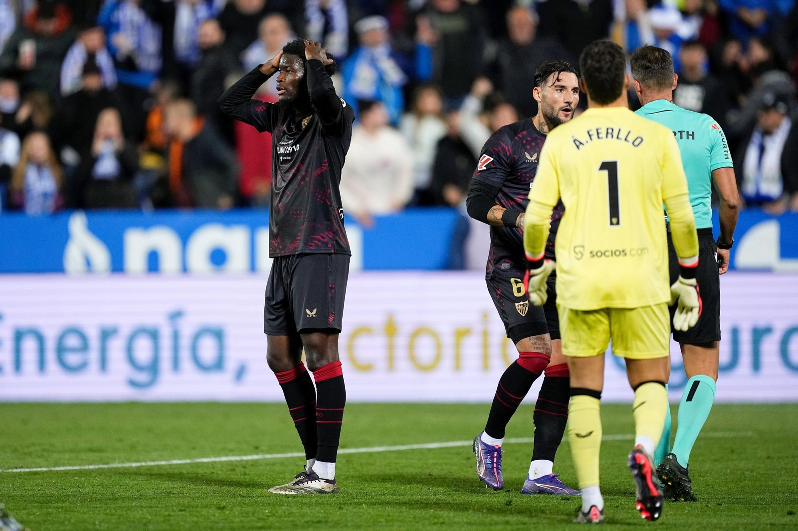 Lucien Agoume se lamenta de su error mientras Gudelj intenta refrenar al árbitro.