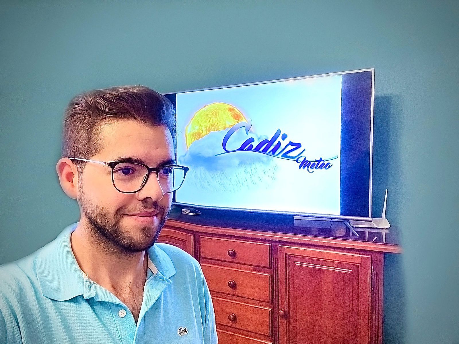 José Antonio Bellido, con la imagen de su perfil en redes de fondo.