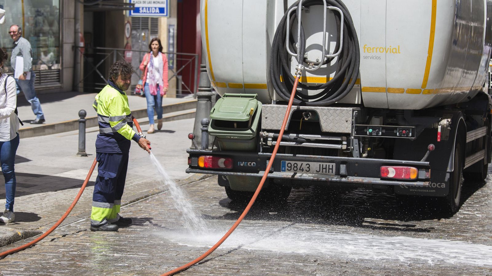 Dispositivo especial de limpieza del Rocío por las calles de Huelva.
