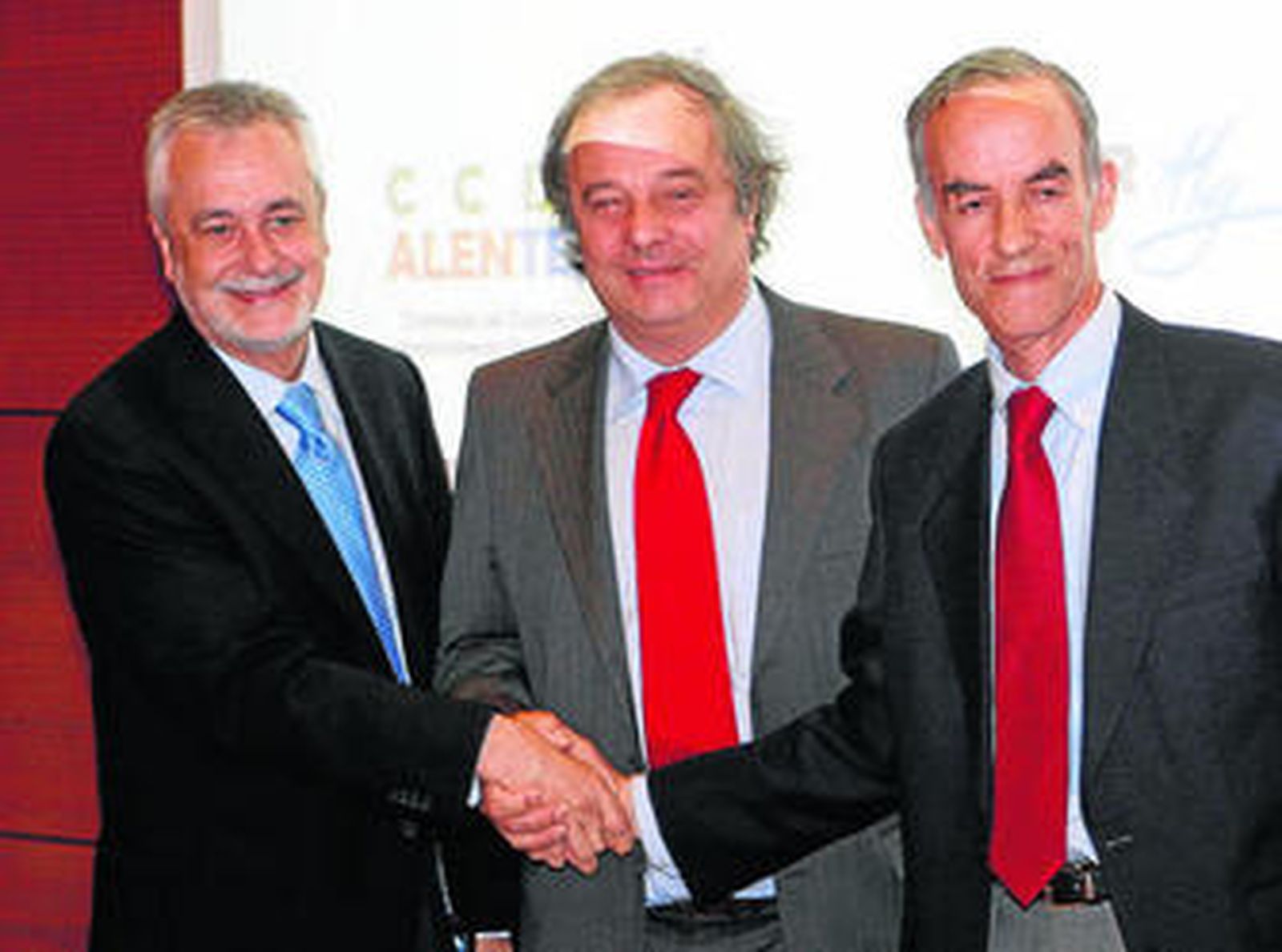 Griñán, ayer en Faro, con Joao Varejao, presidente del Alentejo, y Joao de Deus Cordovil, del Algarve.