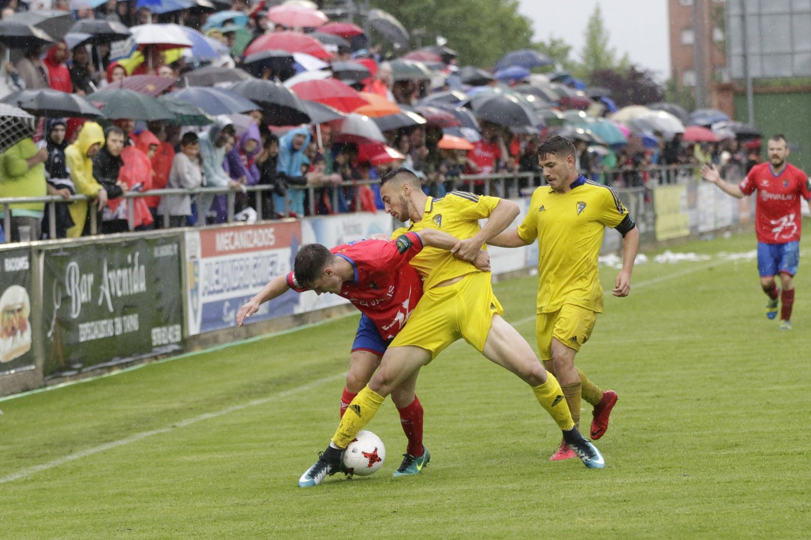 Javi Navarro pugna pegado a la banda con Ainoza en presencia de Manu Vallejo.