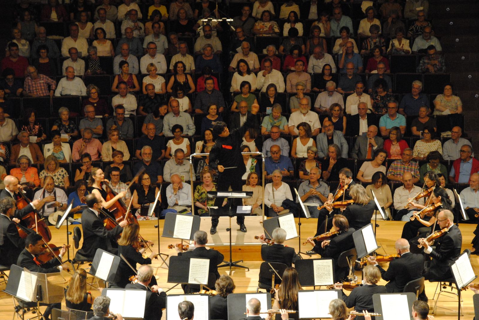 La orquesta, dirigida por Pishkar, durante su concierto inaugural de temporada.