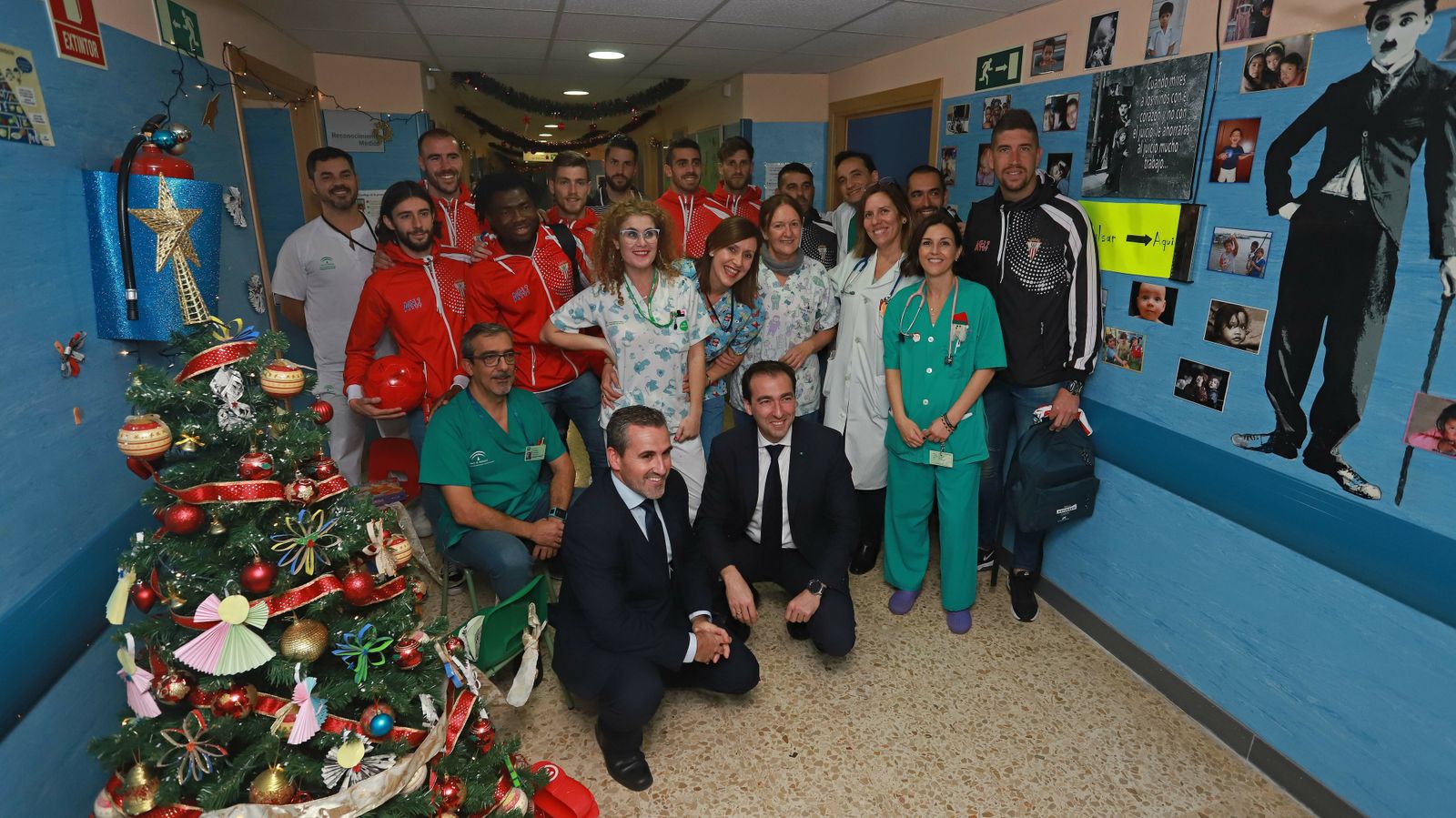 Visita de los jugadores del Algeciras CF al hospital Punta Europa