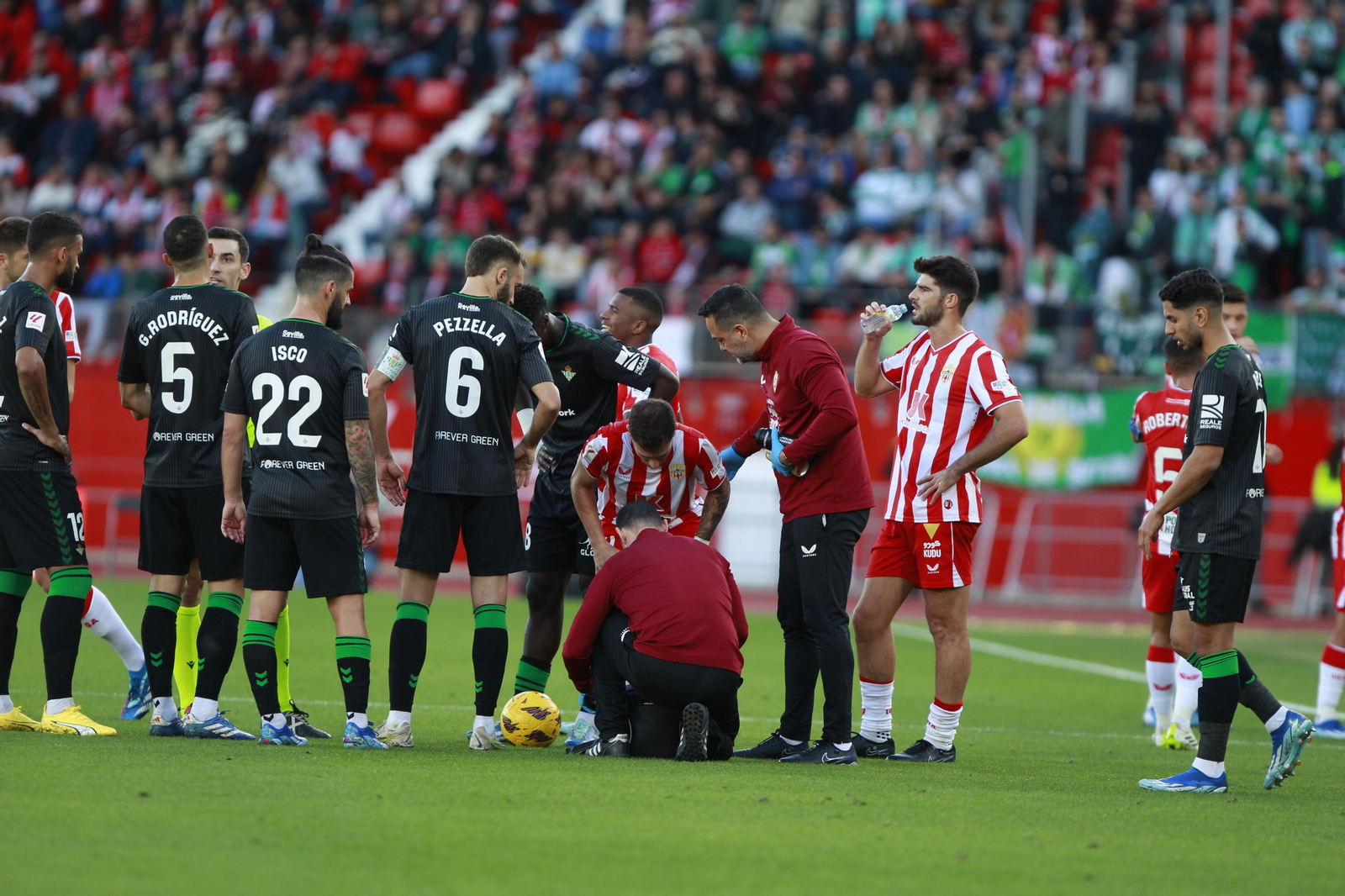 Imágenes del partido de fútbol U.D. Almería-Real Betis Balompié