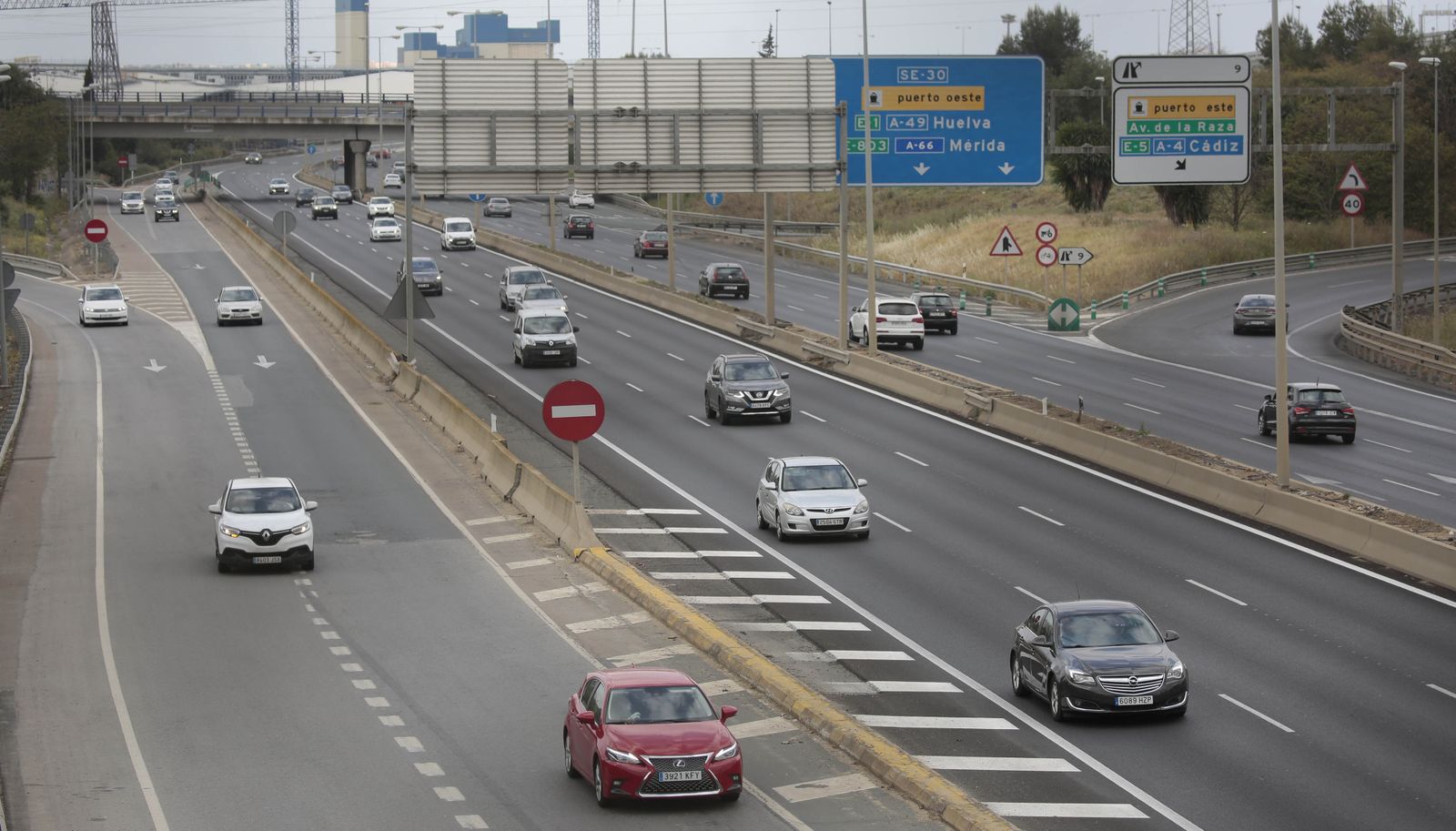 Vehículos circulando por la SE-30
