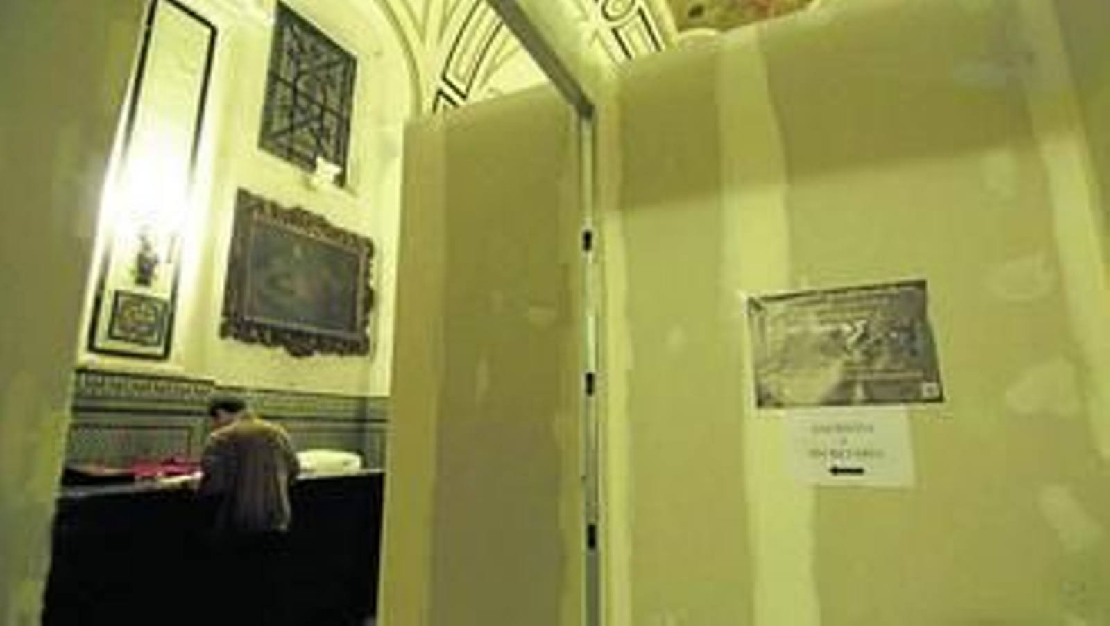 Los muros de pladur en la sacristía de la Parroquia de la Magdalena.