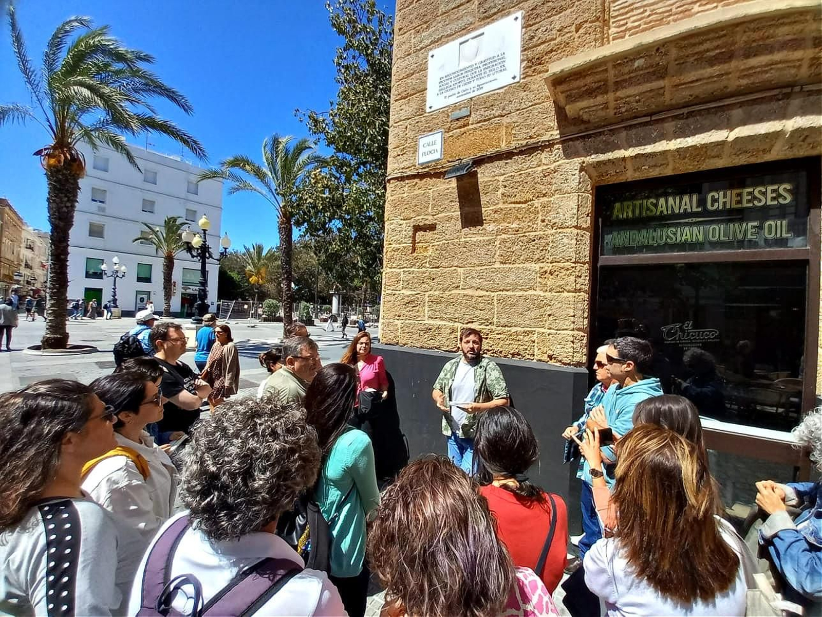 Jorge Guitián, con los alumnos de Masterñam, bajo la placa que homenajea en Cádiz a los gallegos en la calle Plocia.