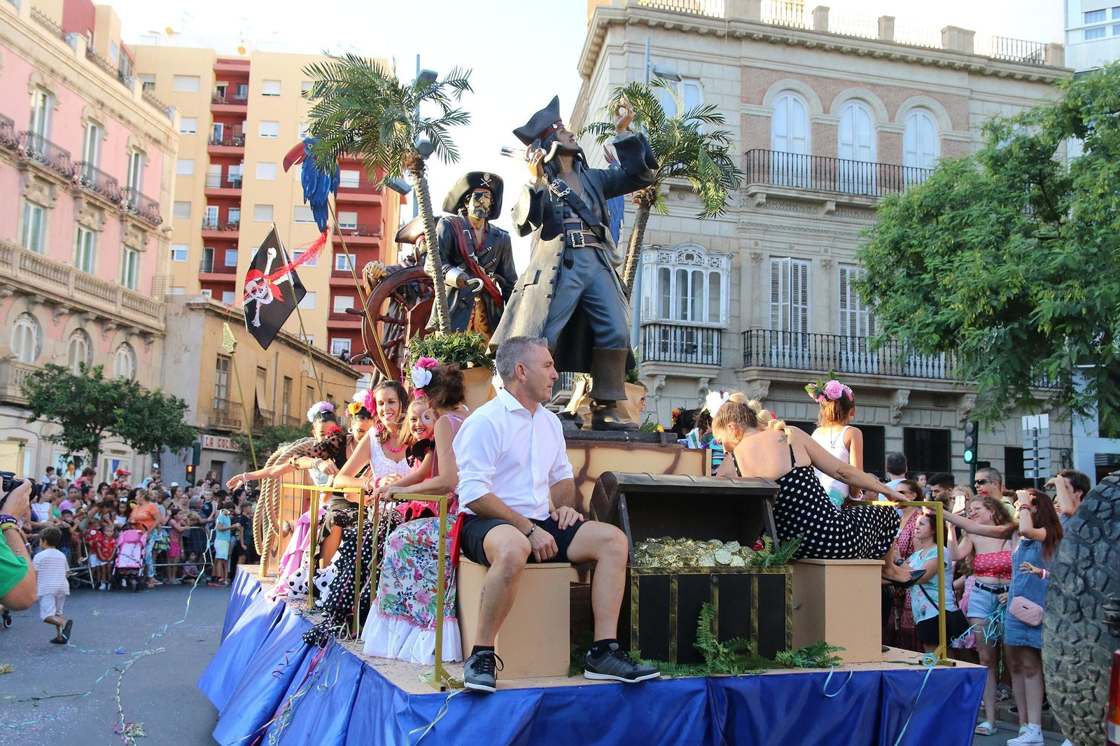 La Batalla de las Flores ha regresado inundando Almería de claveles