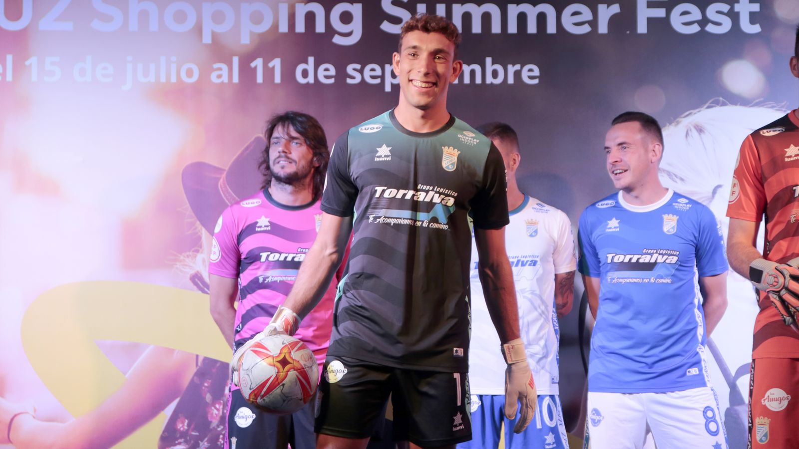 Imágenes de la presentación de las nuevas camisetas del Xerez CD en Luz Shopping