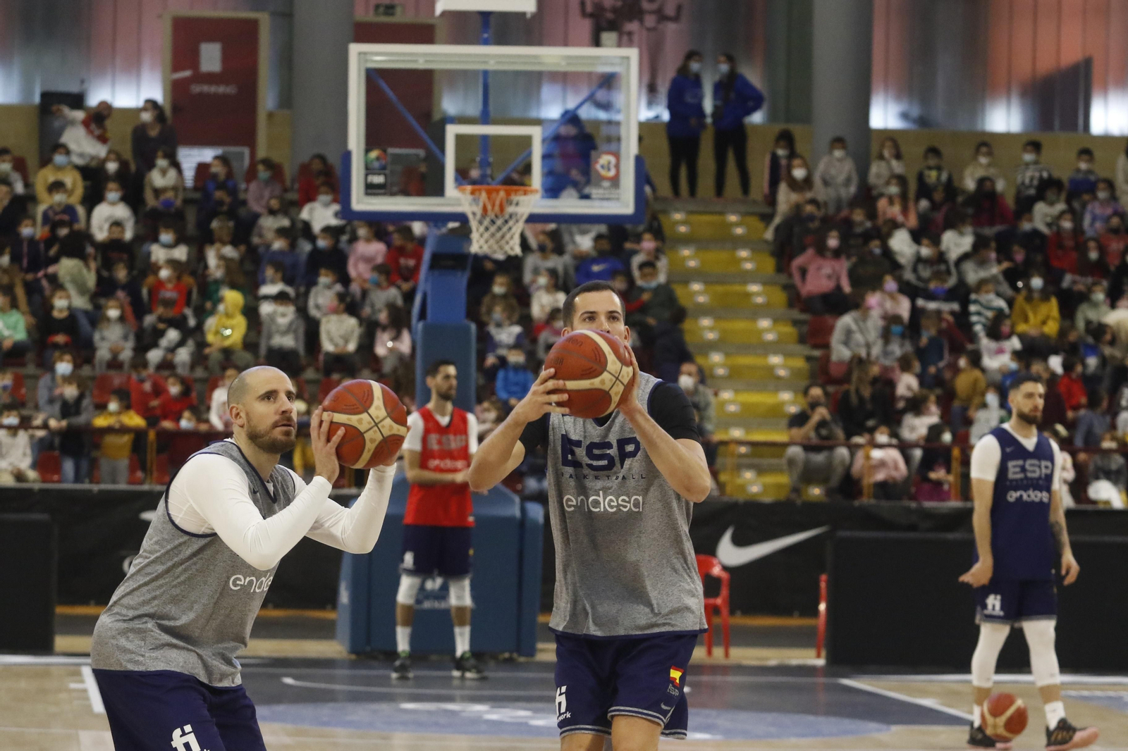 La selección española de baloncesto abre el entrenamiento en Córdoba a los más jóvenes, en imágenes