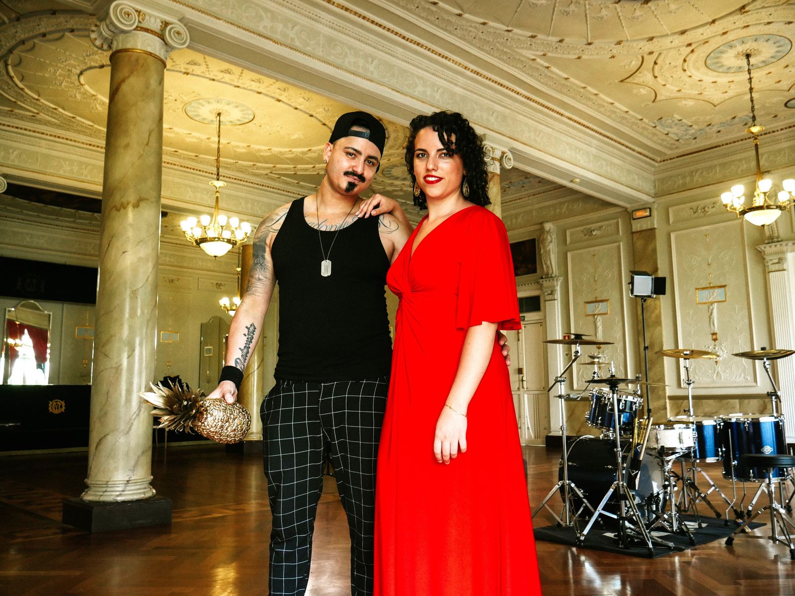 Julio con Gemma Caro durante la grabación del videoclip en el Salón Noble del Círculo Mercantil.