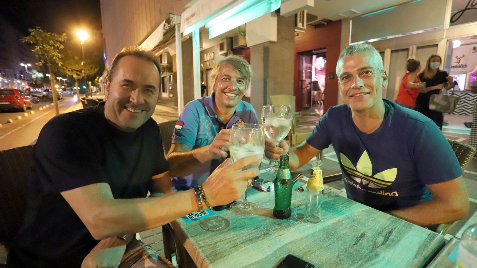 Enrique y sus amigos disfruta lo que puede de la noche en una terraza.