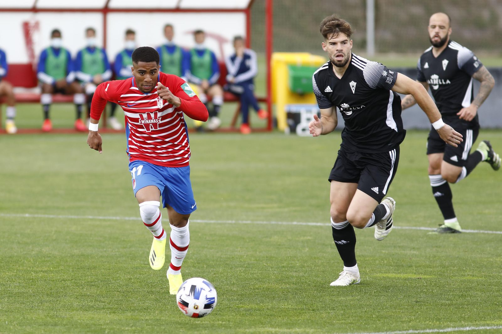 Caio Emerson conduce el esférico.