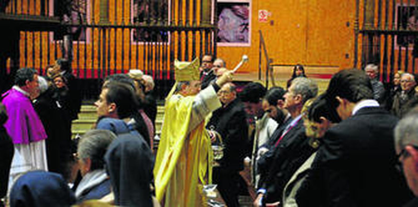 El arzobispo de Sevilla, ayer bendiciendo a los feligreses en la misa de cierre del Año de la Fe que ofició en la Catedral.