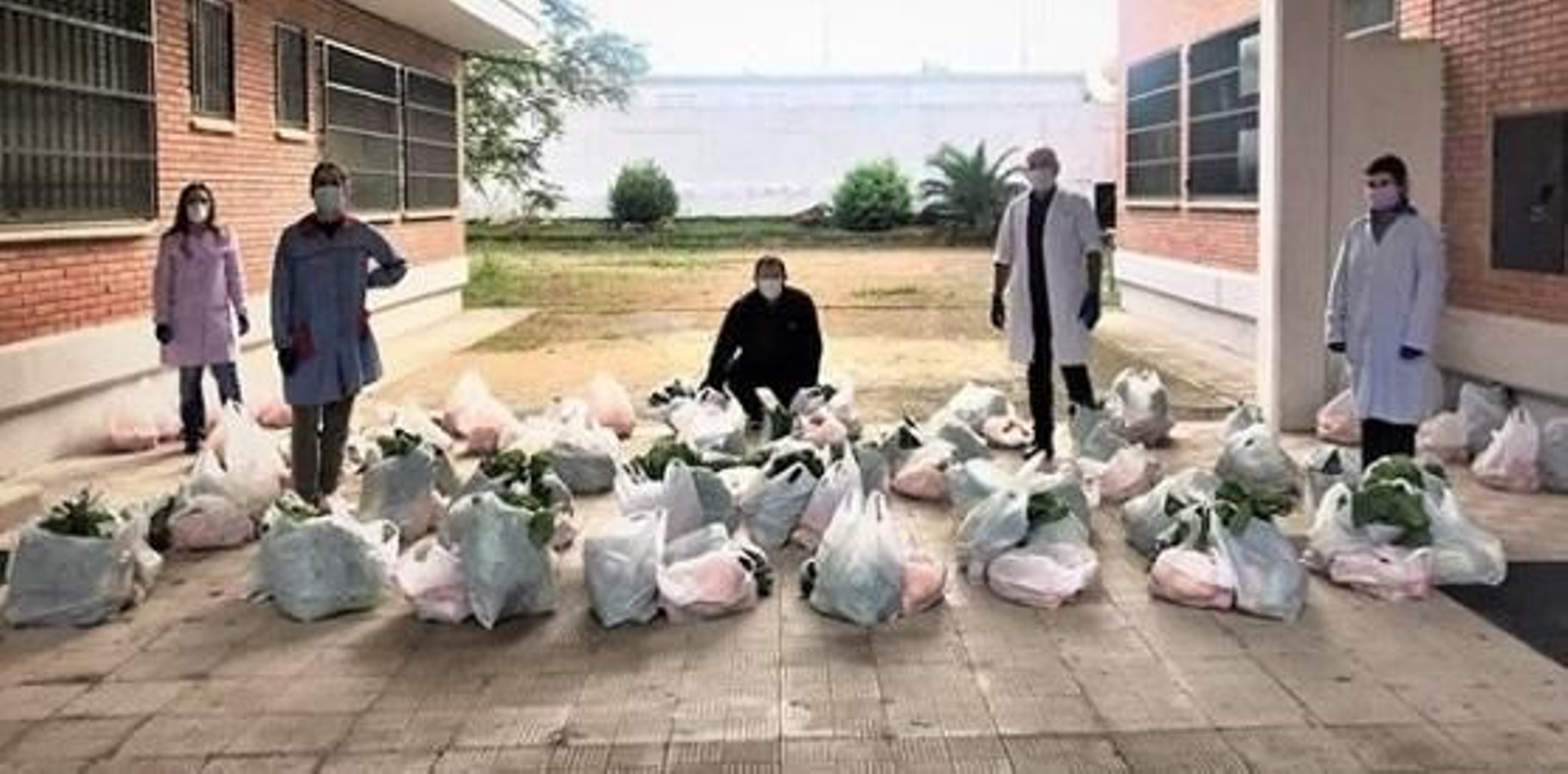 Voluntarios en las labores de reparto de los alimentos