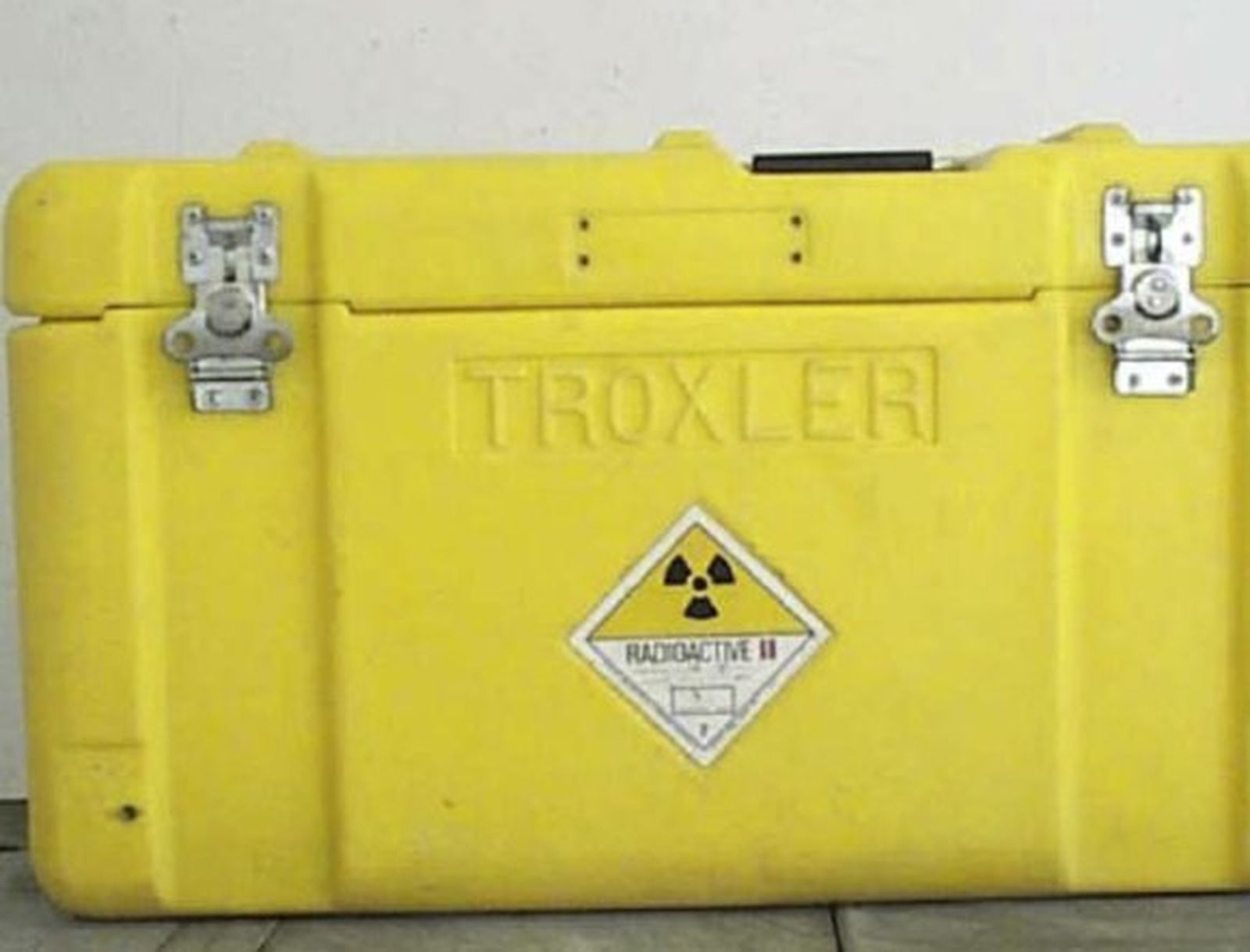 Hallan cerrada en un descampado la maleta con material radiactivo robada en Barcelona