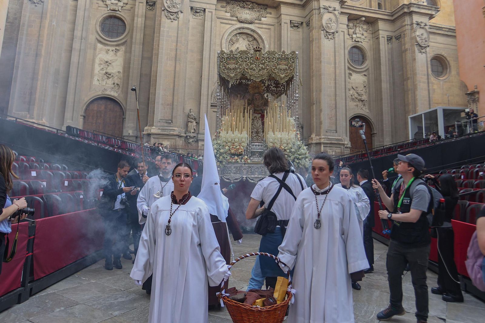 Así vivió Granada la salida de la Hermandad del Cautivo