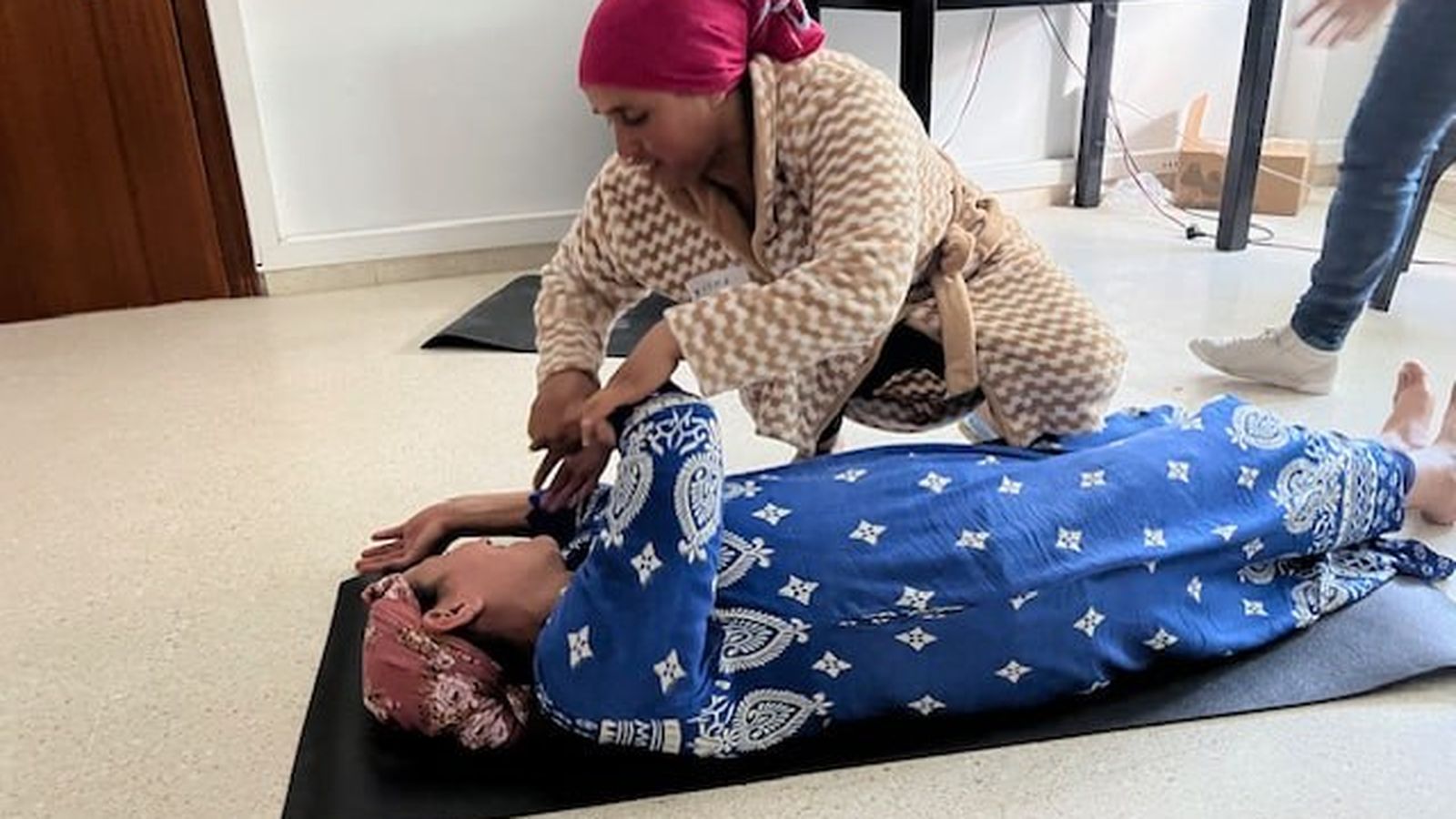 Una persona practicando la reanimación cardiopulmonar básica.