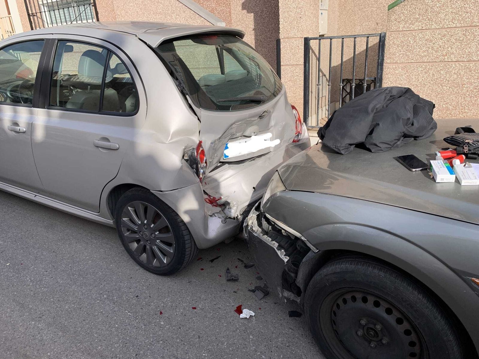 Se da a la fuga sin carnet de conducir tras sustraer en un comercio de Motril y acaba colisionando con dos vehículos