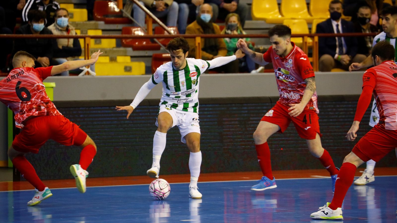 Pablo del Moral protege el balón entre Alberto y Mati Rosa.