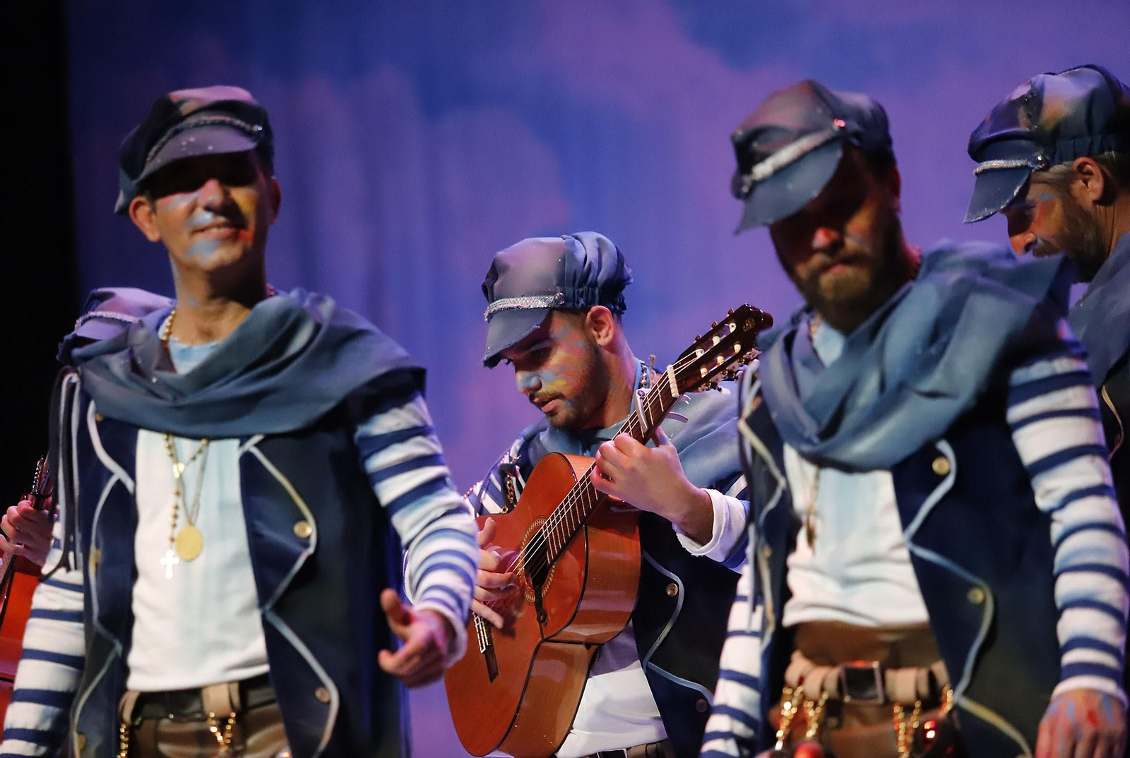 Imágenes de la actuación de la comparsa de Alcalá de Guadaíra Padre Nuestro en el Carnaval Colombino