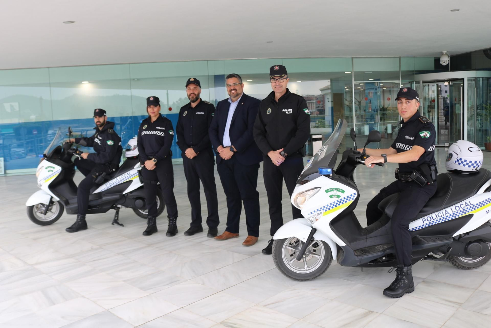 El alcalde de Mijas, Josele González (3º der.), en la presentación de los nuevos uniformes de la Policía Local.