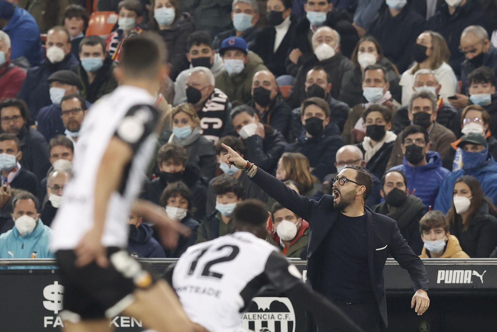 Bordalás da órdenes a sus jugadores en un duelo en Mestalla.