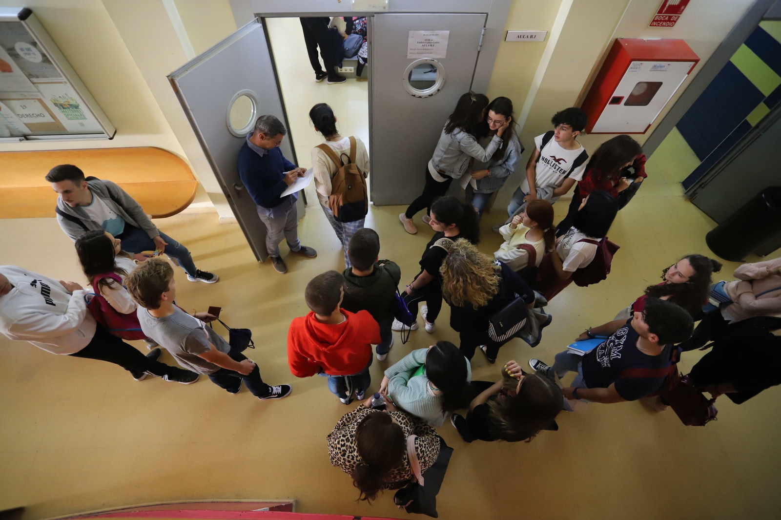 Los estudiantes aguardan a ser nombrados para entrar en el aula en el que harán estos días sus exámenes de Selectividad.
