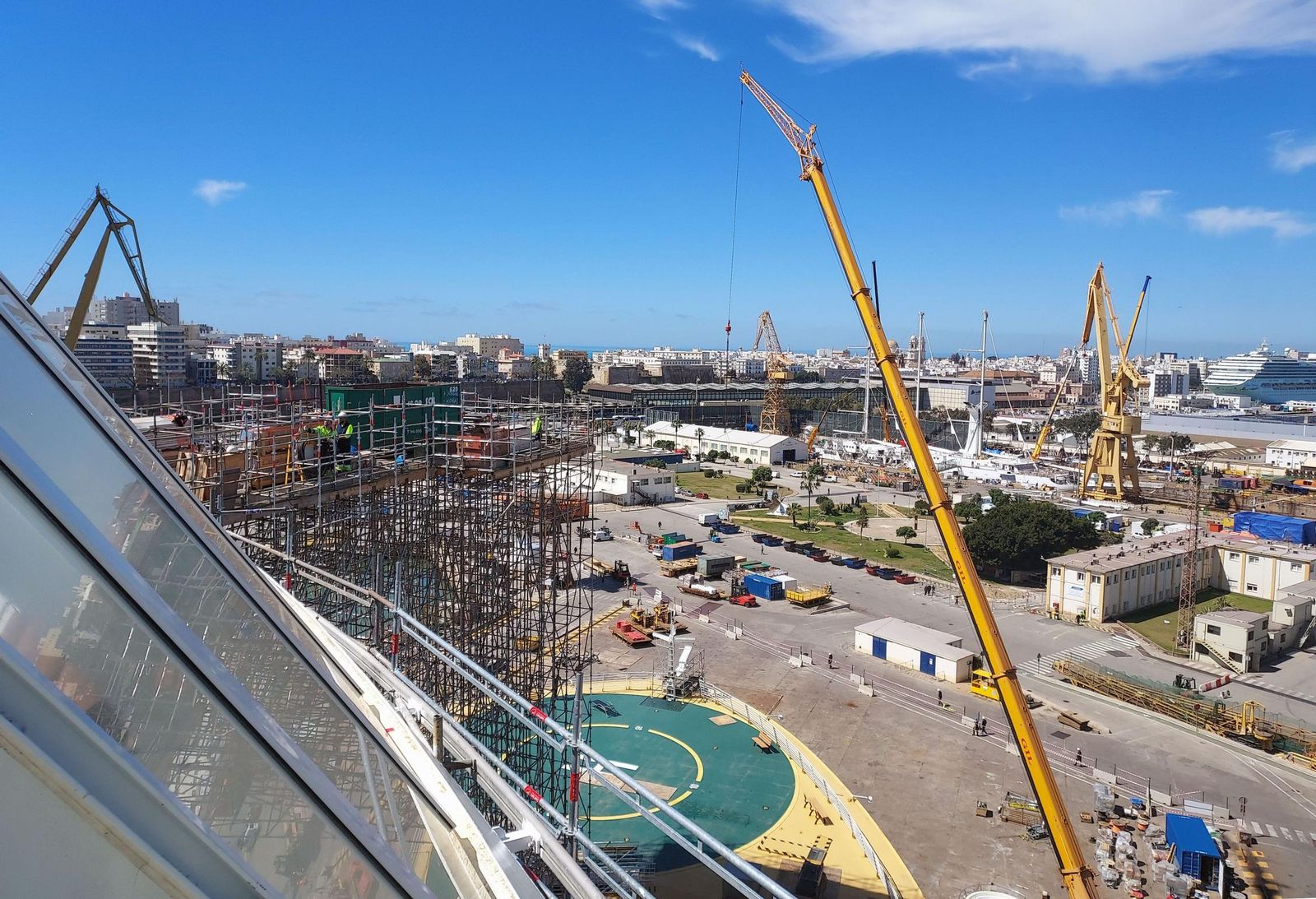 Vista de Cádiz desde el “Allure of the Seas”, de Royal Caribbean, durante uno de sus atraques en el astillero de Navantia de Cádiz.