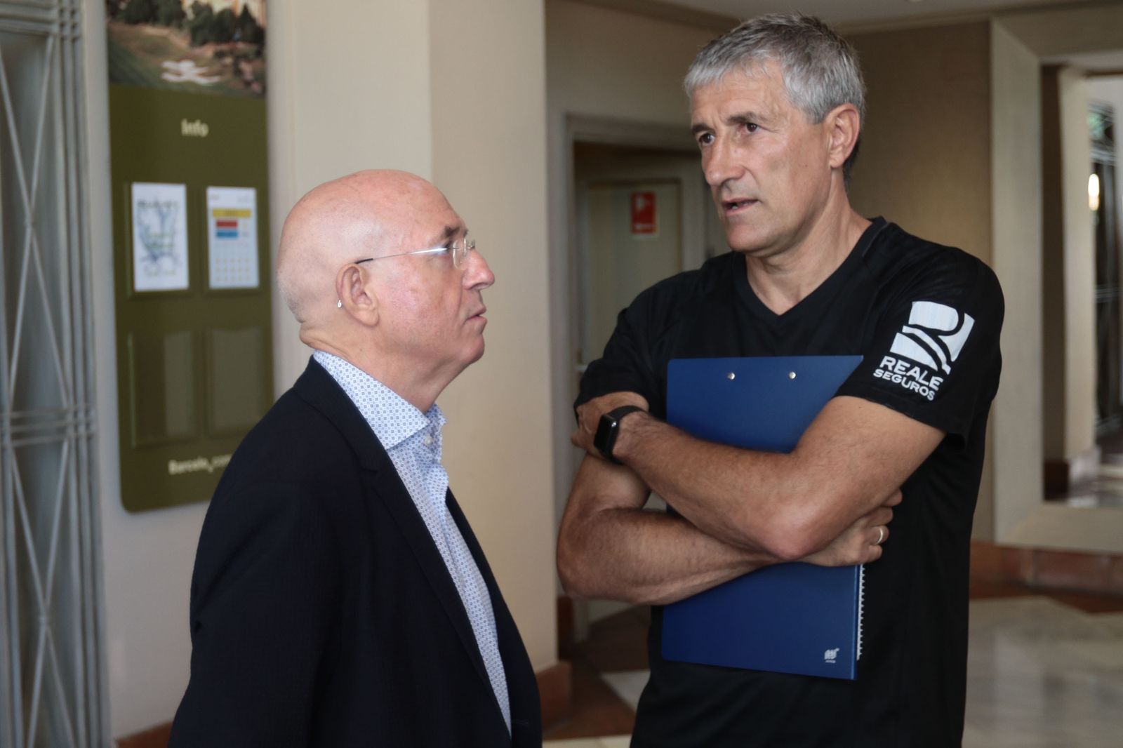 Quique Setién dialoga con Lorenzo Serra Ferrer.