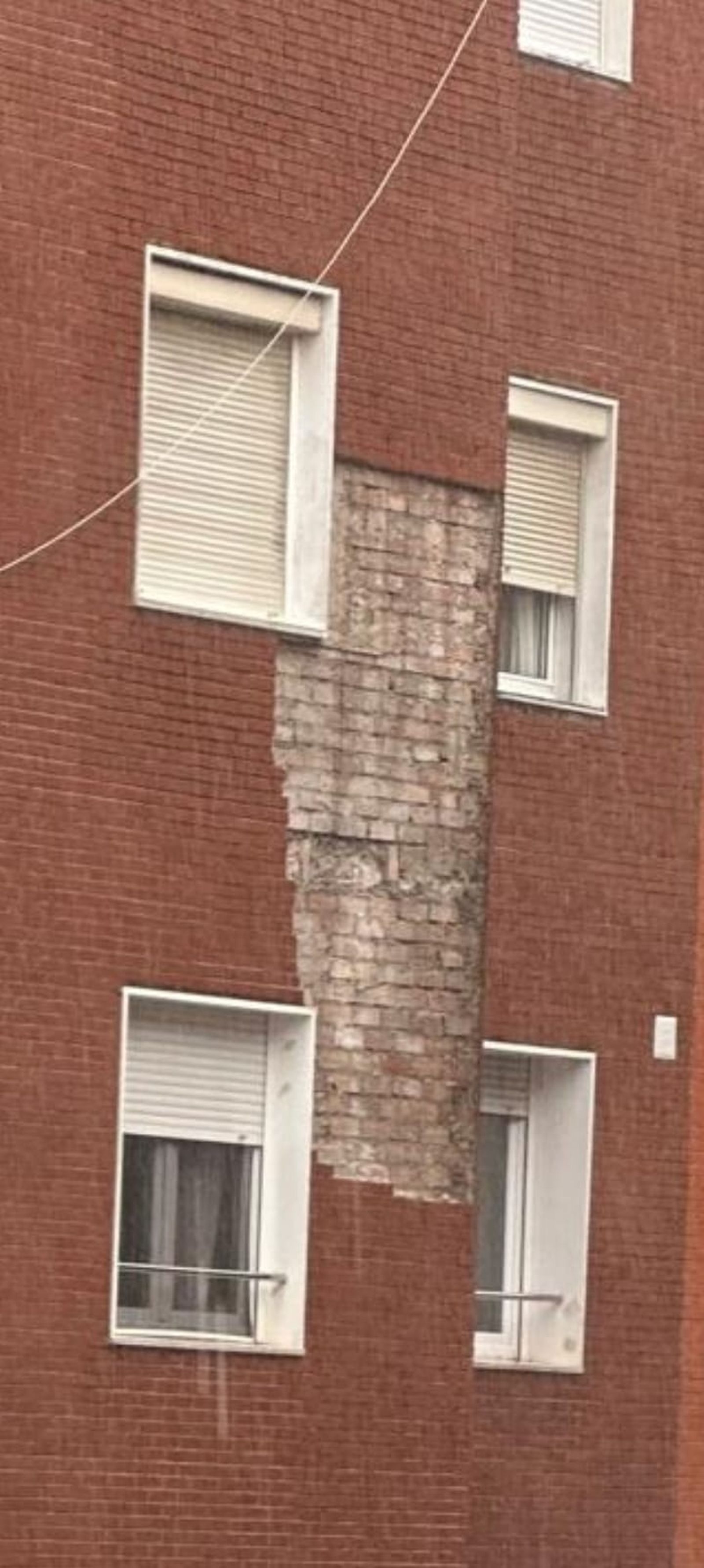 La pared derrumbada en Algeciras.