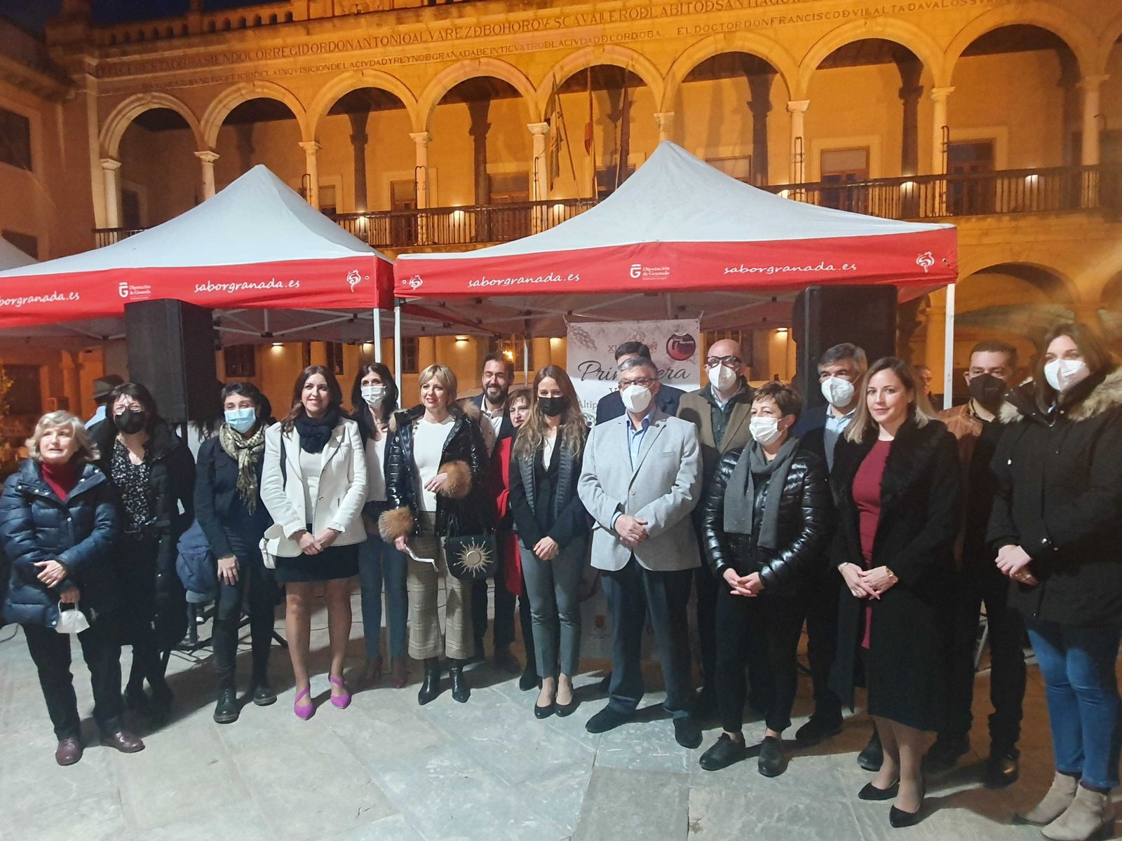 Foto de familia de la inauguración de la feria