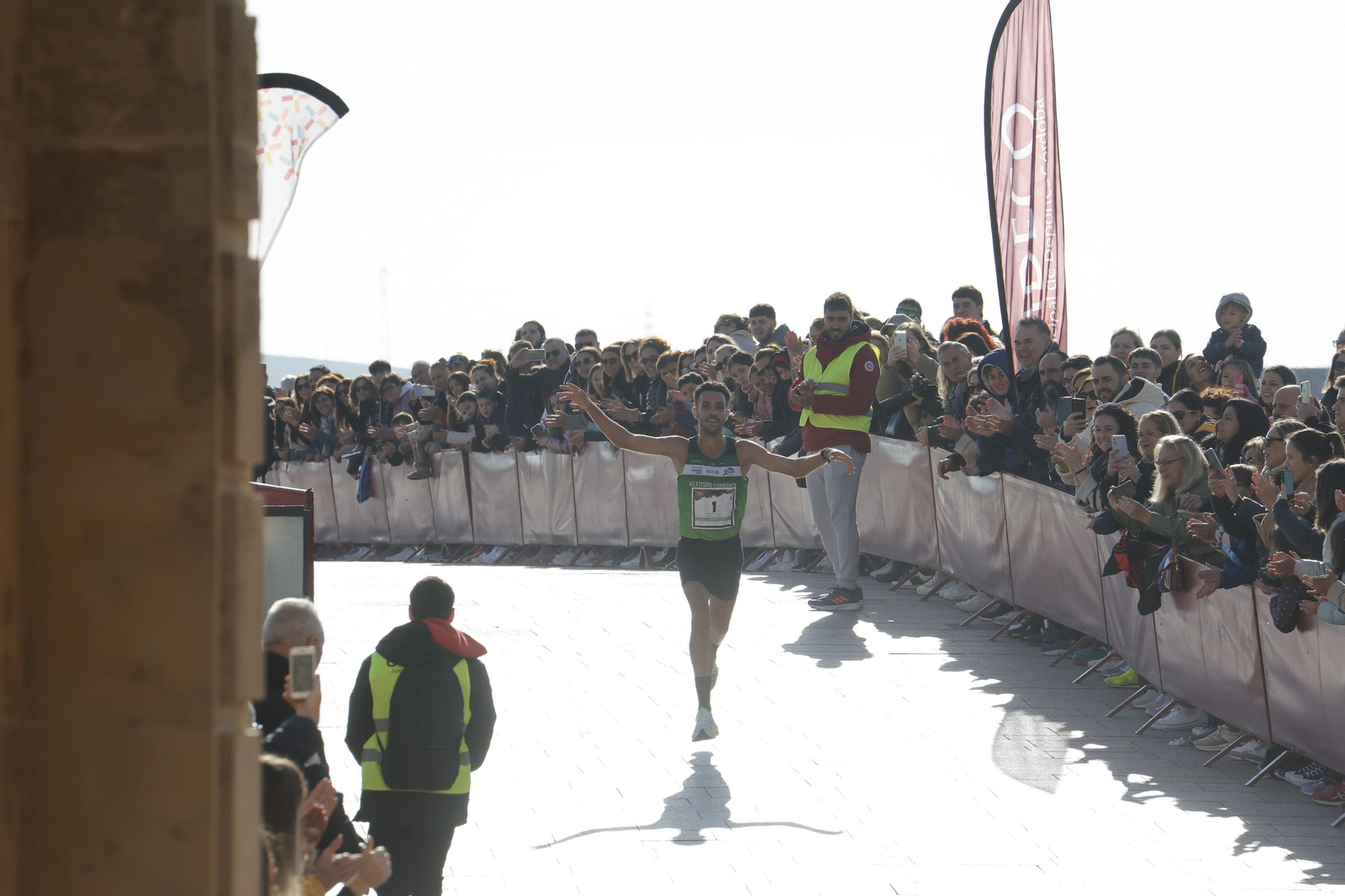 Media Maratón de Córdoba 2023: La gloria de cruzar la Puerta del Puente, en imágenes