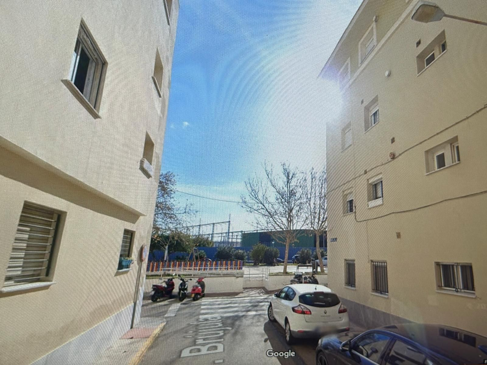 Calle Brújula en Puntales, donde se produjo la caída del bebé este domingo. Calle Brújula en Puntales, donde se produjo la caída del bebé este domingo.
