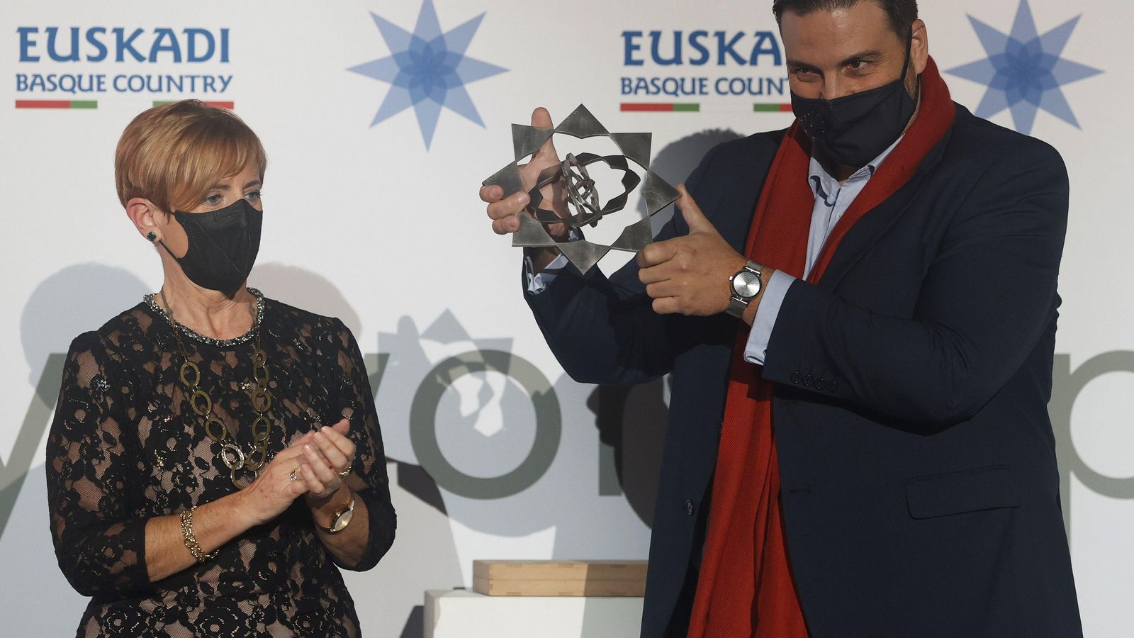 El cocinero onubense alza el premio que le acredita como 'Nobel' de la gastronomía en 2021 ante la presencia de la consejera vasca Arantza Tapia.