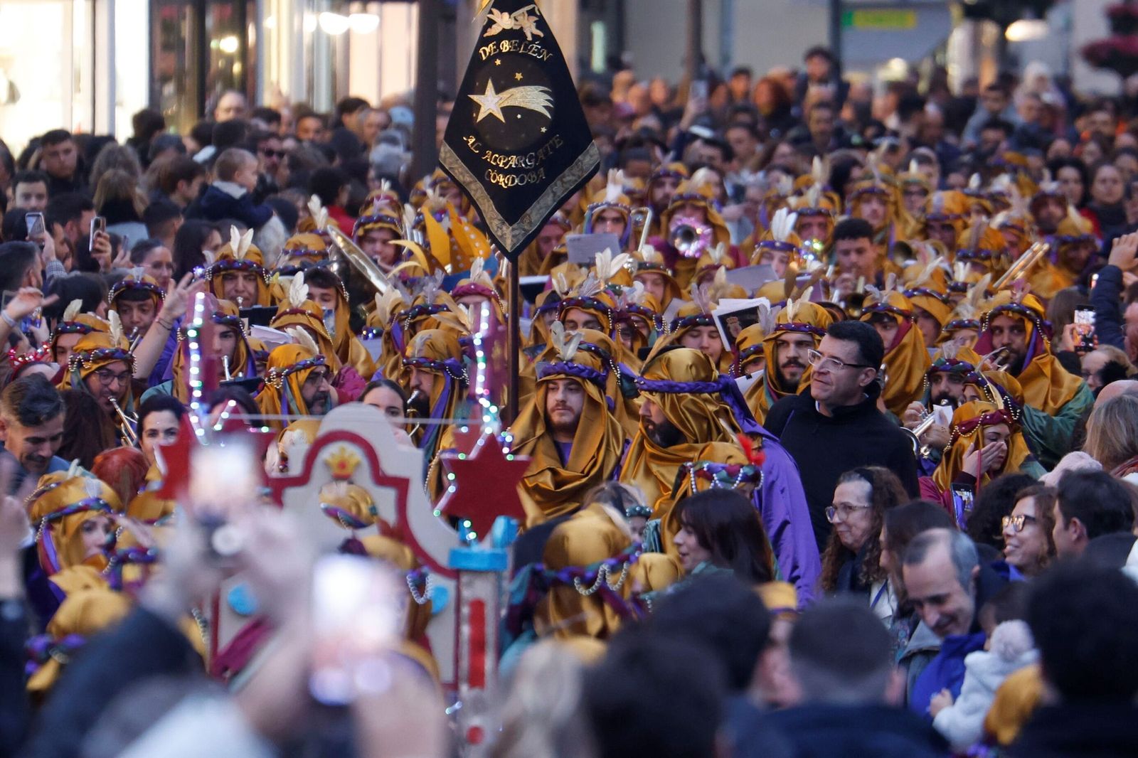 El Cartero Real llena de ilusión el Centro de Córdoba, en imágenes