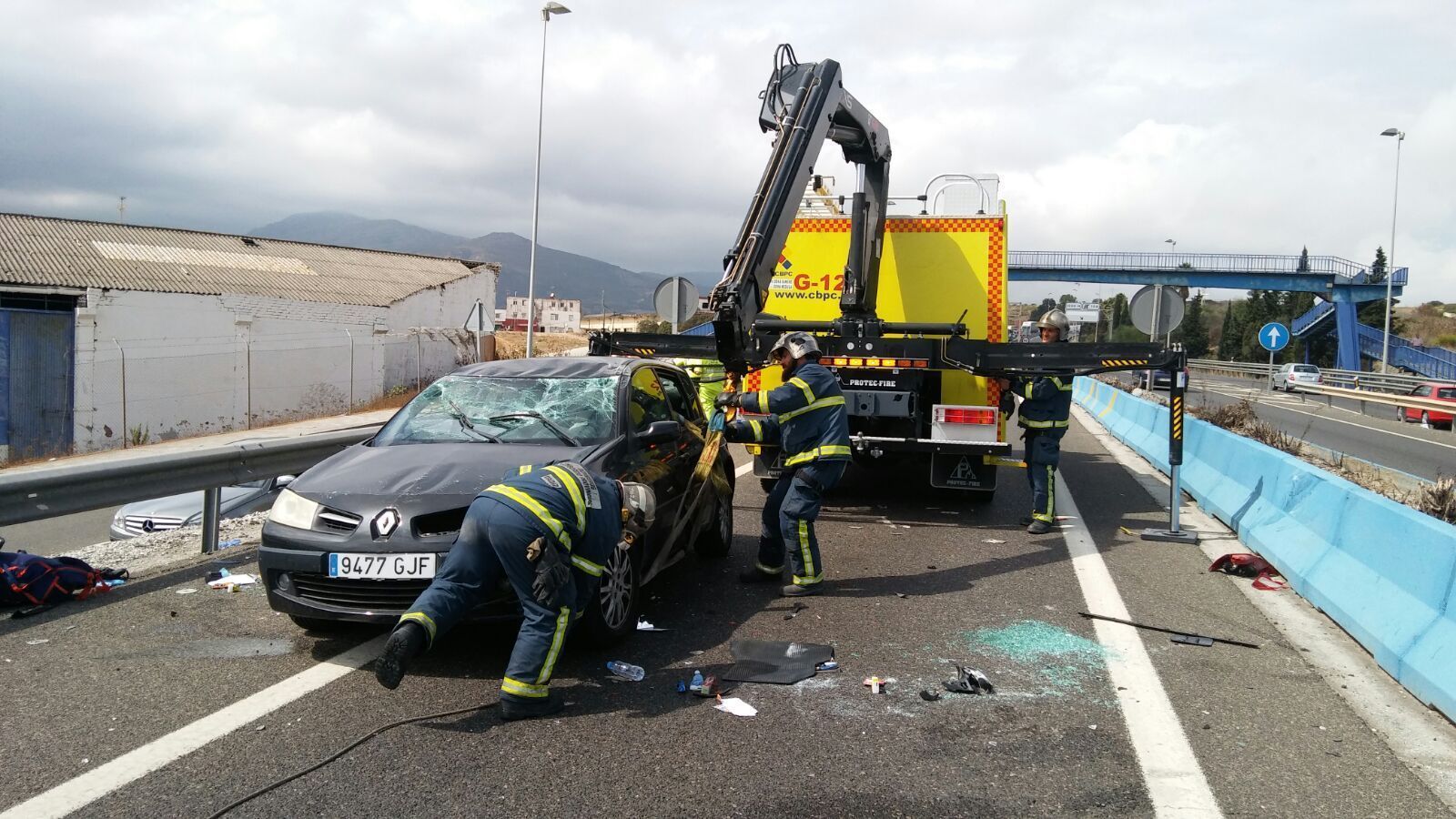 Bomberos de Algeciras retiran un coche accidentado en la A-7.