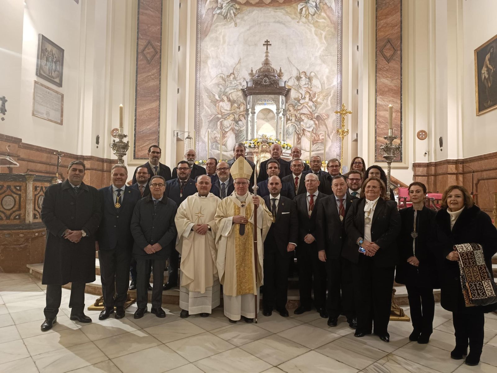 Fotografía de familia tras la celebración de la misa