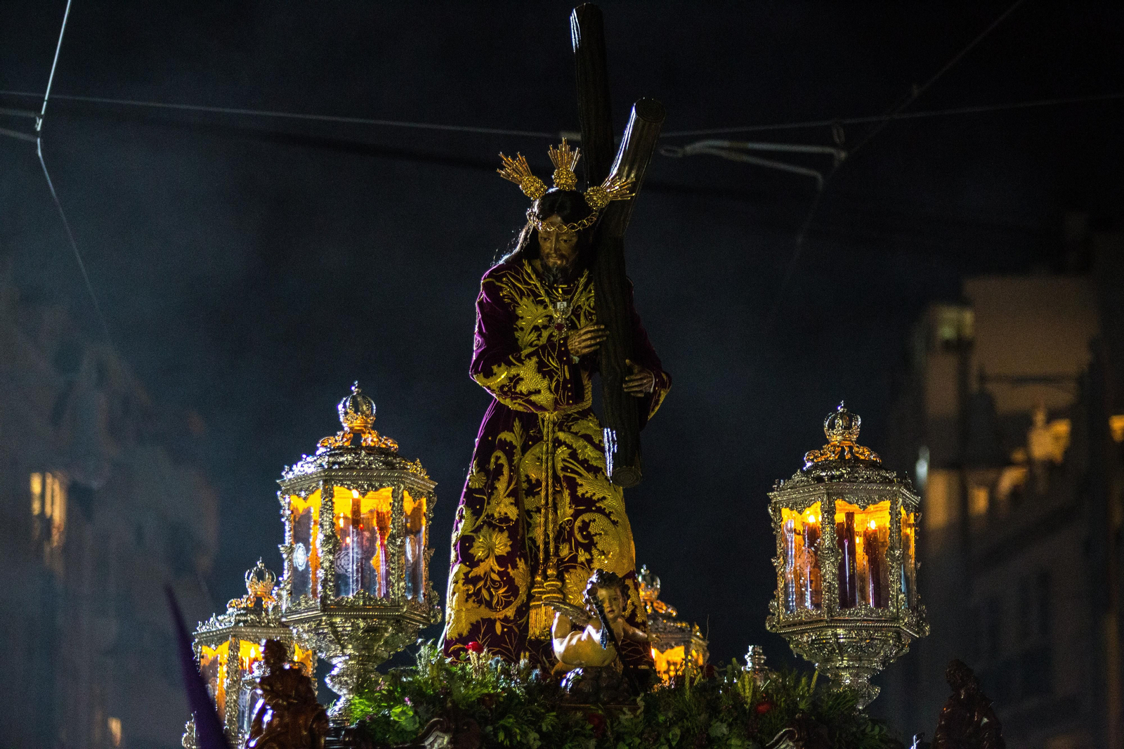 Madrugada de Viernes Santo en San Fernando: Las imágenes del Nazareno