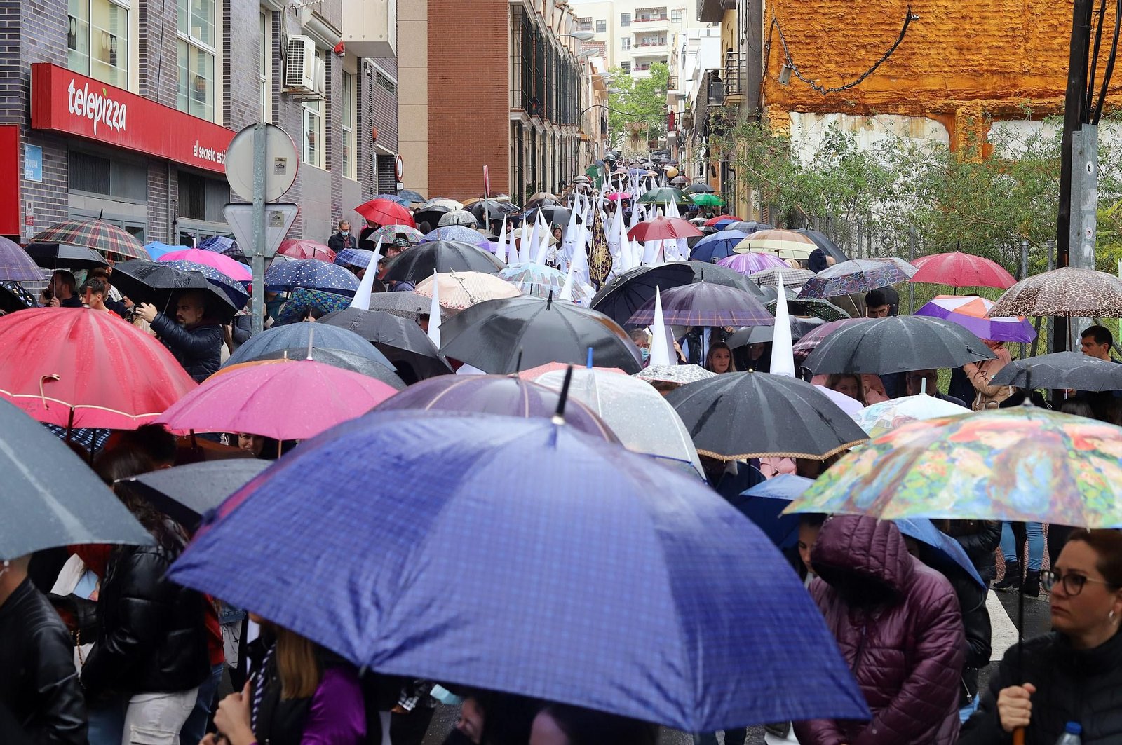 Imágenes de la procesión del Cautivo  bajo la lluvia en Huelva
